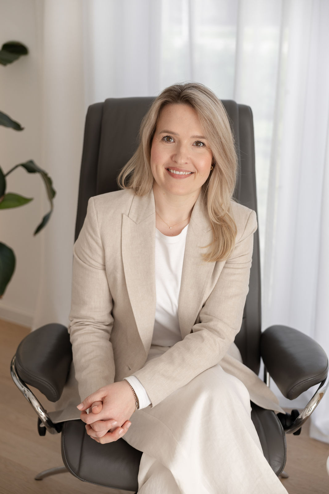 Porträt von Jana Stenzel, Psychologische Psychotherapeutin mit Schwerpunkt Verhaltenstherapie, EMDR und Schematherapie