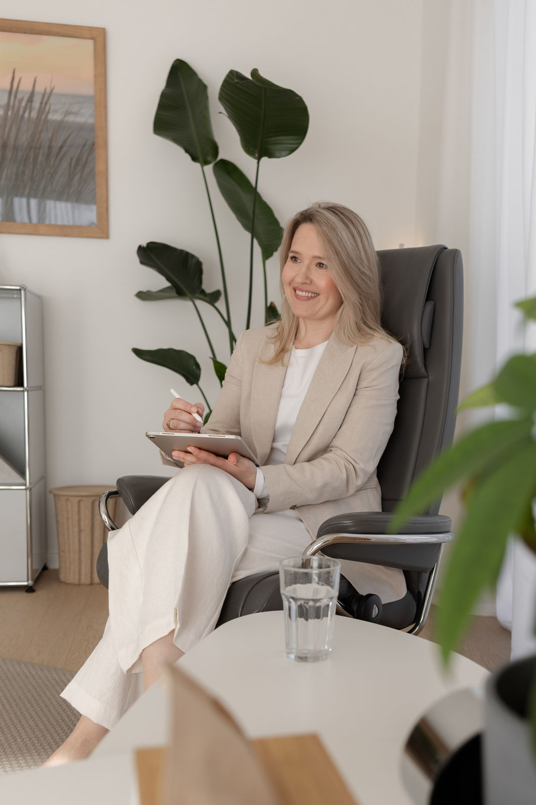 Psychologische Psychotherapeutin Jana Stenzel sitzt lächelnd in ihrer Praxis für Psychotherapie in Hanau